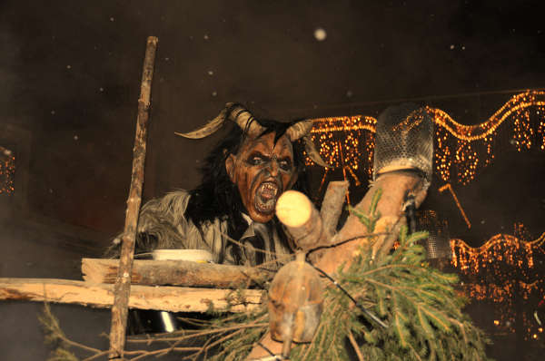 Gruselige Schale, weicher Kern – ein Krampus in St. Anton am Arlberg